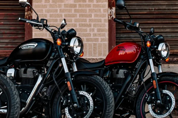 Royal Enfield: फीचर्स और कीमत में Royal Enfield Meteor 350 और Classic 350 में से कौन है सबसे बेस्ट, देखे पूरी डिटेल्स Royal Enfield
