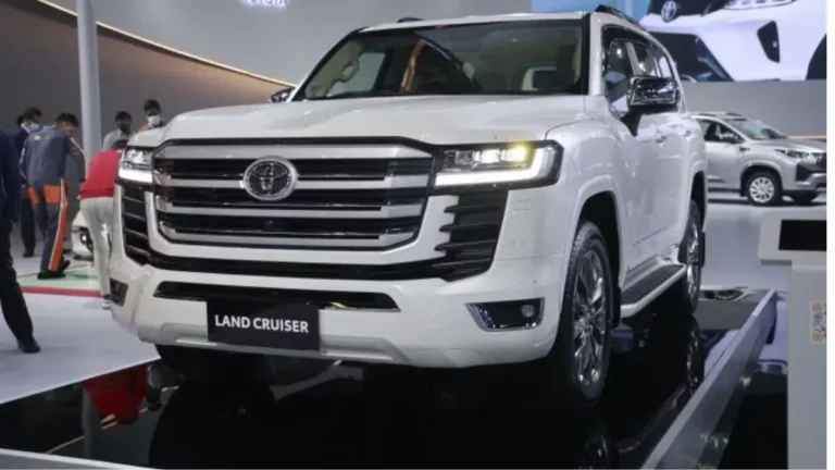 Toyota car Discount offers:  Toyota Land Cruiser 300 से लेकर Fortuner तगड़ी गाड़ियों पर मिल रही छप्परफाड़ छूट, देखे कीमत ?